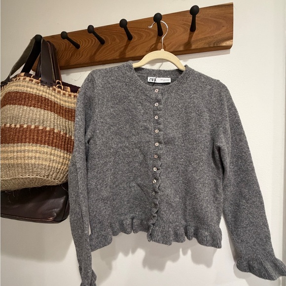 Zara Gray Crewneck Button-Front Scallop Hem Cardigan - Picture 5 of 5